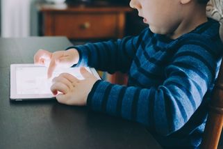Tablet mého synovce mi zvedá žaludek i vlasy - Médium.cz
